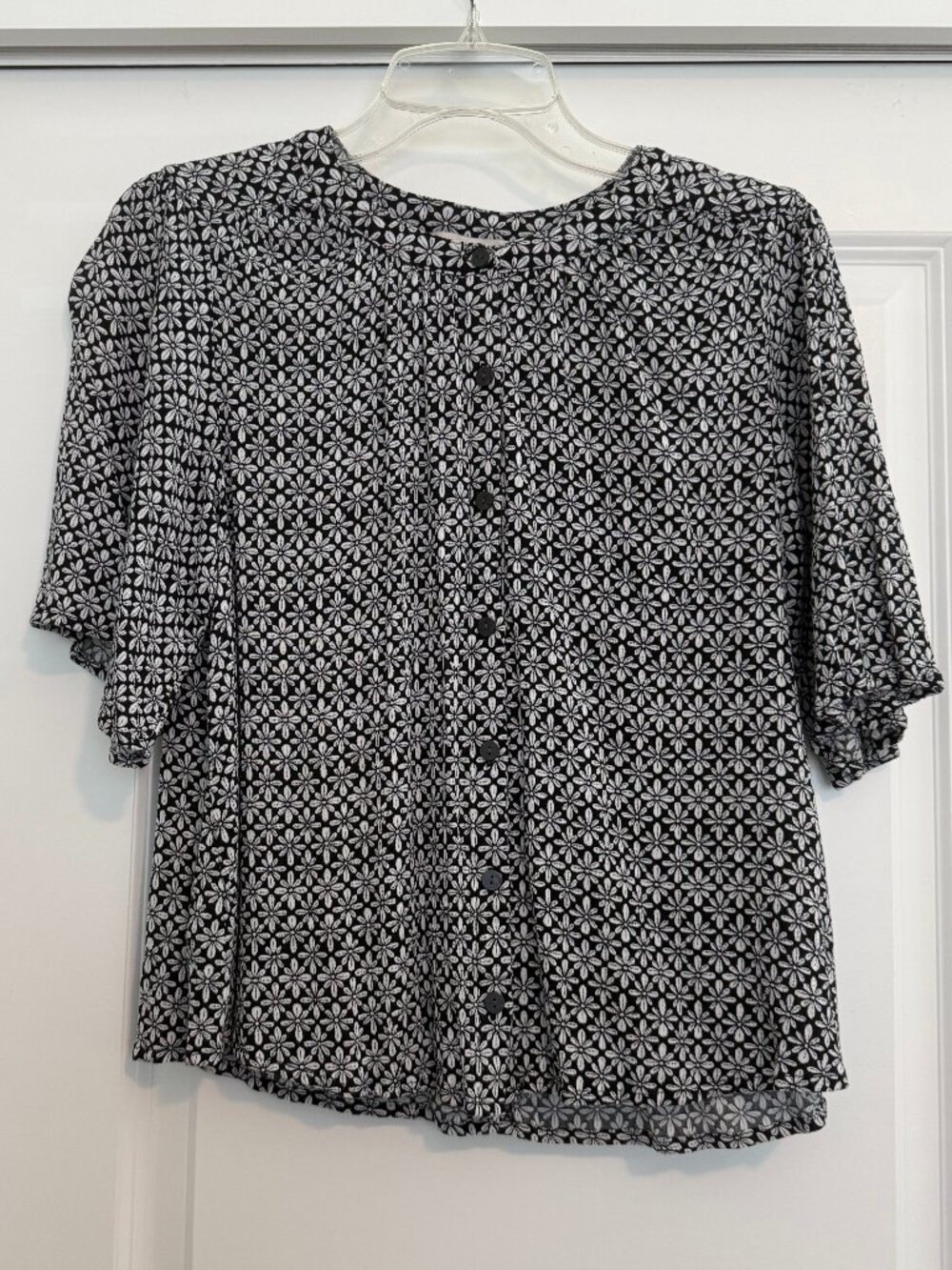LOFT Black & White Button Up Flower Short Sleeve Blouse Medium Good Condition